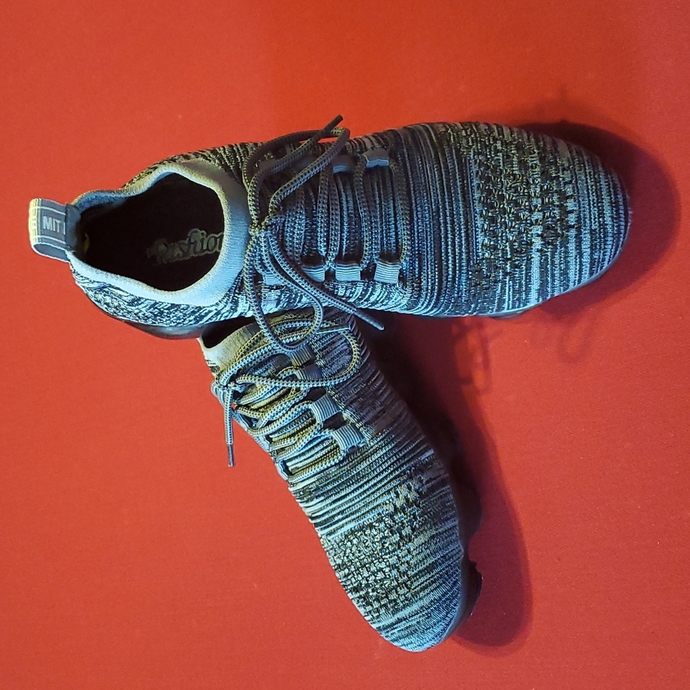 Athletic shoes